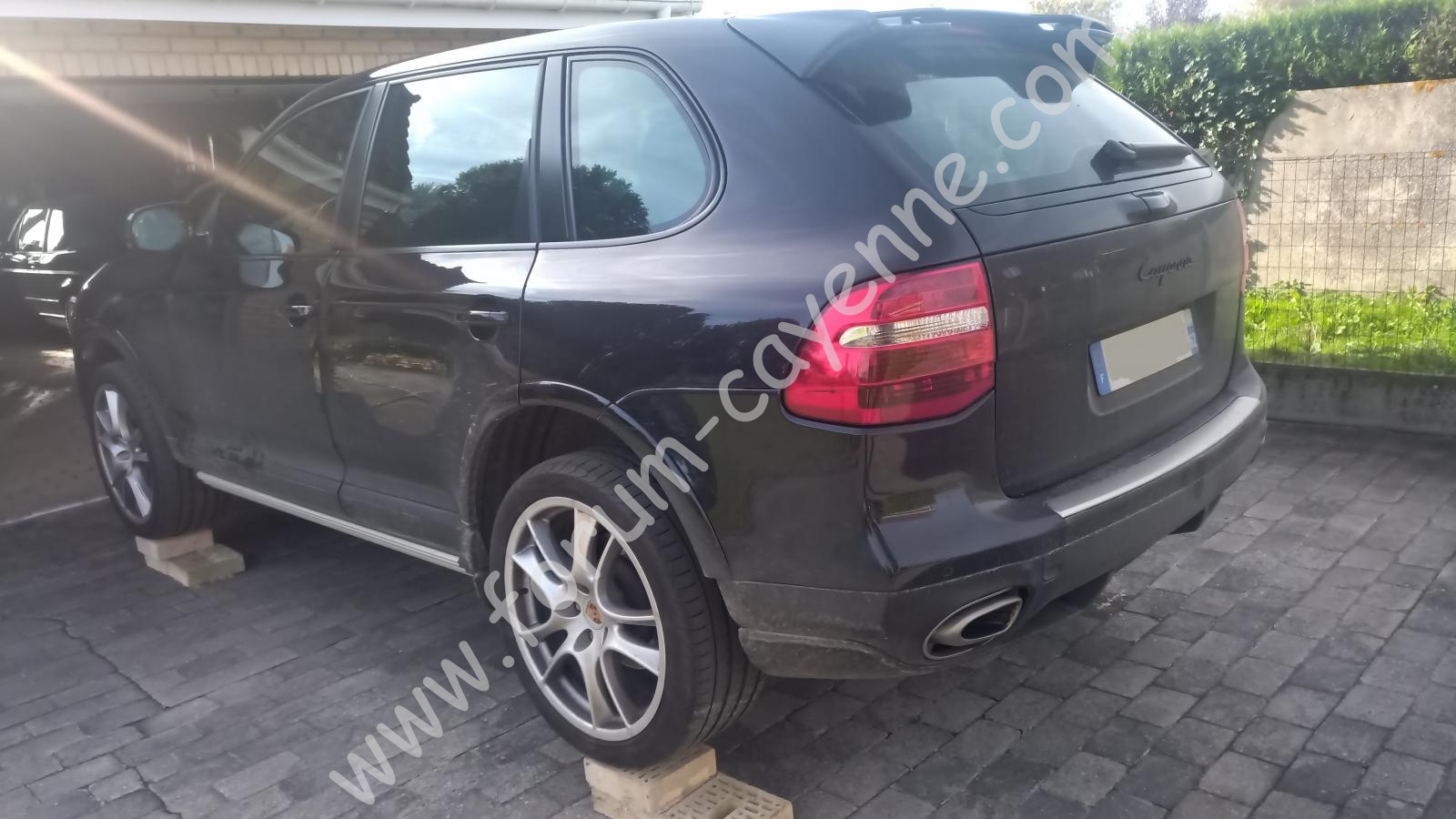 Porsche Cayenne sur briques.jpg