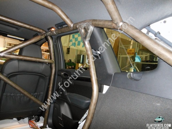 Porsche1.por-inside3-750-600x450.jpg
