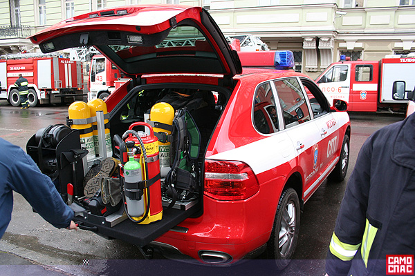 1196747163-des-pompiers-en-porsche-cayenne.jpg