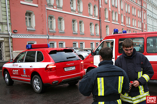 1302543693-des-pompiers-en-porsche-cayenne.jpg