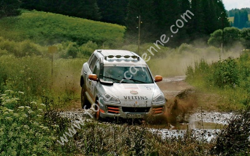 epcp_0811_07_z+porsche_cayenne_s_transsiberia_rally+mud_course.jpg