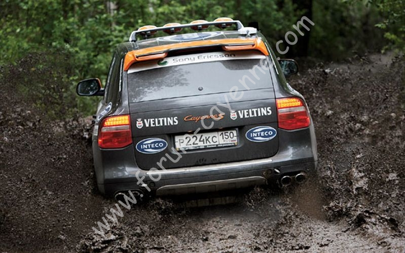 epcp_0811_08_z+porsche_cayenne_s_transsiberia_rally+rear_view.jpg