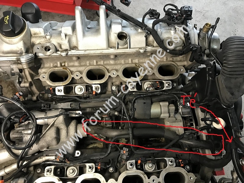 Moteur V8 Cayenne durite plastique.JPG