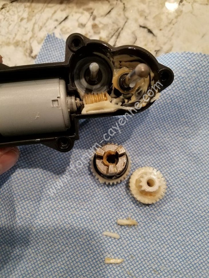 voici la graisse d'origine, on peut voir sur cette photo que des dents d'engrenage sont brisées / 20171028_163633_7c5831b7c14235641244e11f4acff79122fa94fa_776de8ccb034c1cebb476596b34088a8715e5a96.jpg 20171028_163633_7c5831b7c14235641244e11f4acff79122fa94fa_776de8ccb034c1cebb476596b34088a8715e5a96.jpg