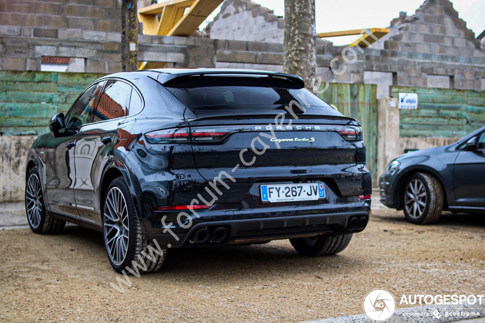 porsche-cayenne-coupe-turbo-s-e-hybrid-c103916052021195210_1.jpg
